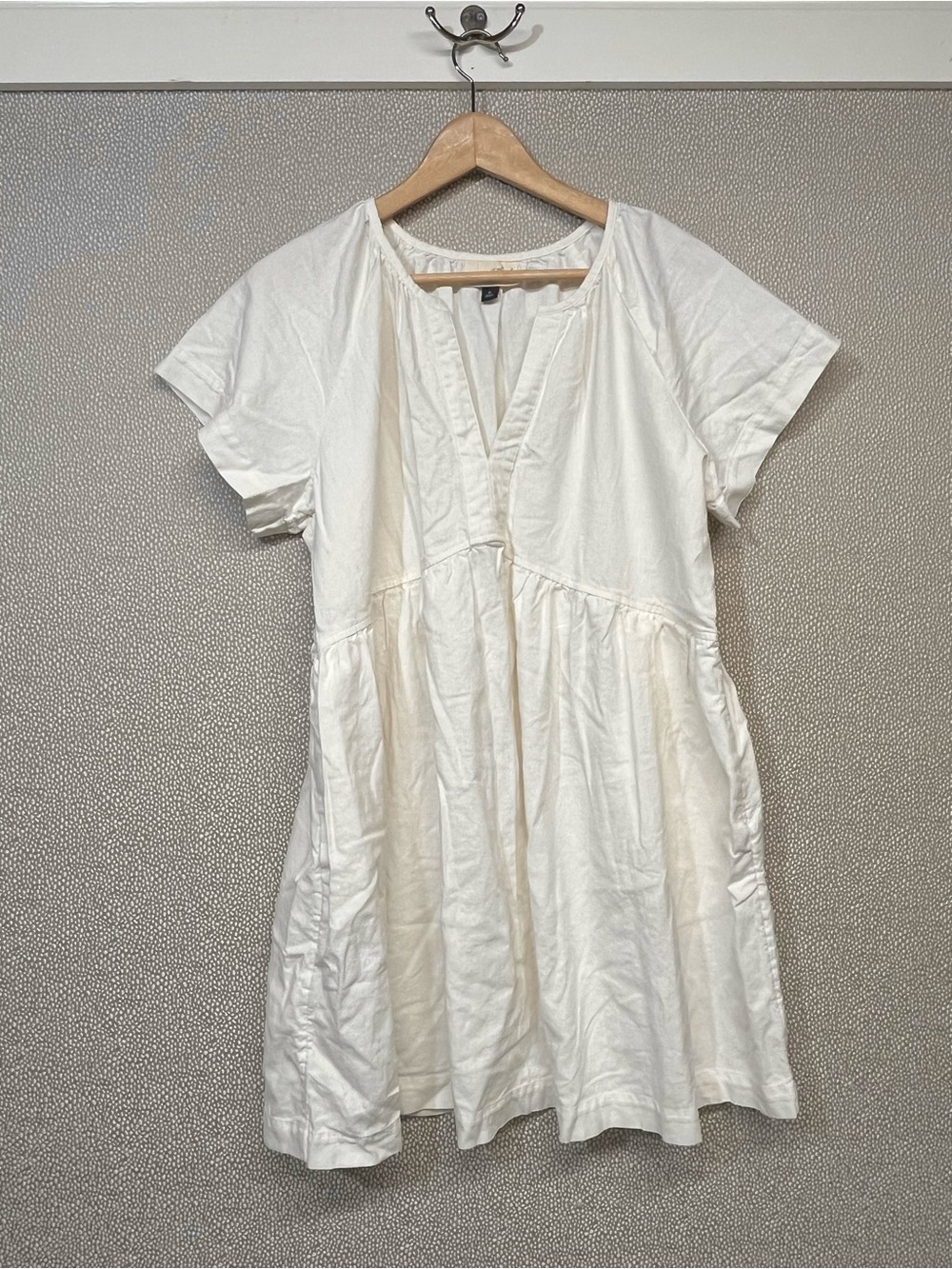 XL Women’s White/Cream Short-Sleeve V-Neck Babydoll Dress